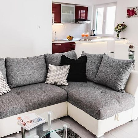 Holiday Home Marina-Renovated House In City Center โรกอซนิซา ภายนอก รูปภาพ