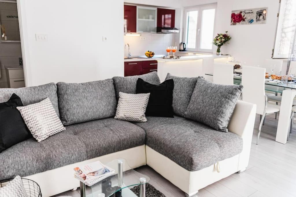 Holiday Home Marina-Renovated House In City Center โรกอซนิซา ภายนอก รูปภาพ