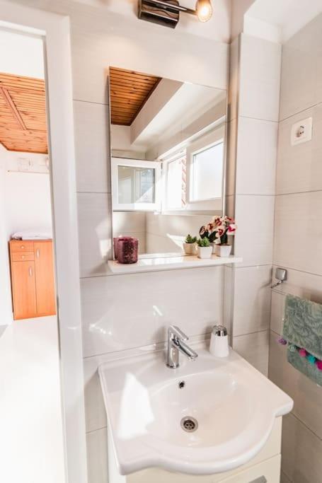 Holiday Home Marina-Renovated House In City Center โรกอซนิซา ภายนอก รูปภาพ
