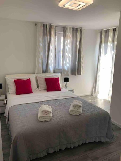 Holiday Home Marina-Renovated House In City Center โรกอซนิซา ภายนอก รูปภาพ