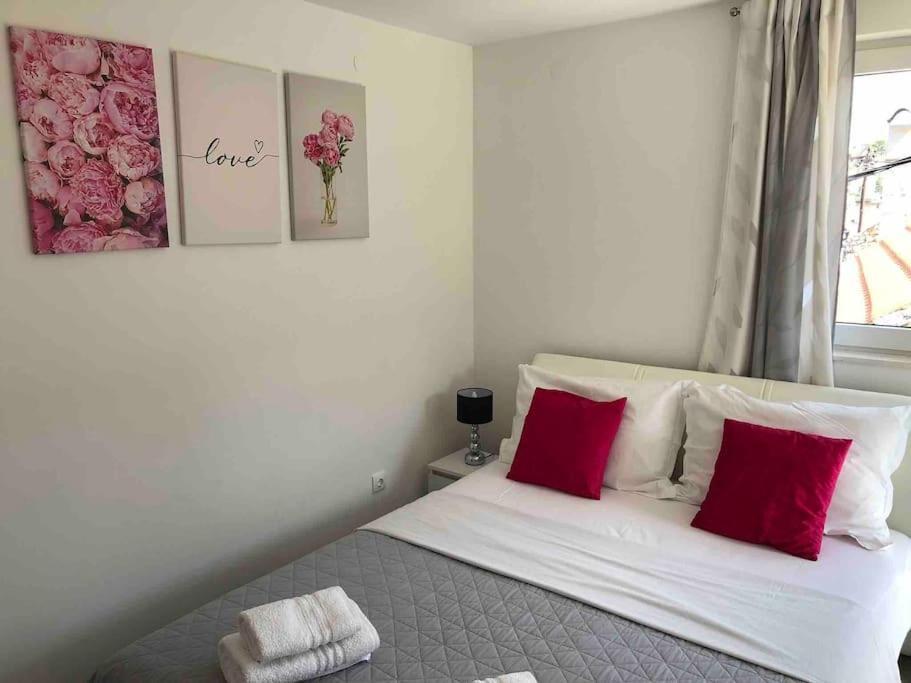 Holiday Home Marina-Renovated House In City Center โรกอซนิซา ภายนอก รูปภาพ