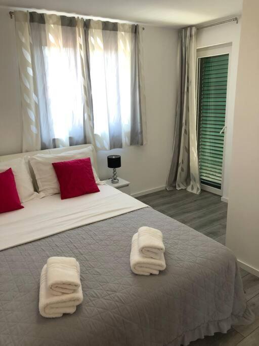 Holiday Home Marina-Renovated House In City Center โรกอซนิซา ภายนอก รูปภาพ