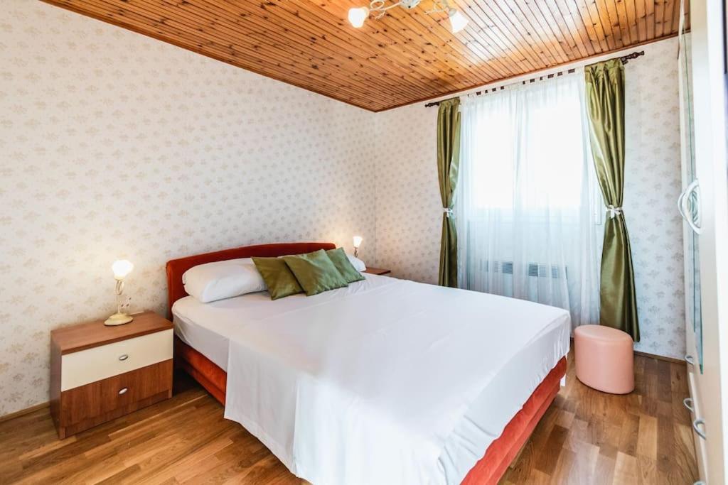 Holiday Home Marina-Renovated House In City Center โรกอซนิซา ภายนอก รูปภาพ