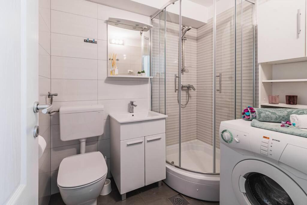 Holiday Home Marina-Renovated House In City Center โรกอซนิซา ภายนอก รูปภาพ